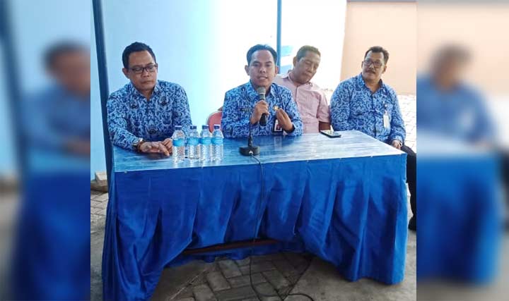 Direktur PDAM Jember, Ir Adi Setyawan, S.H., M.H, (tengah) saat memberikan keterangan pers.