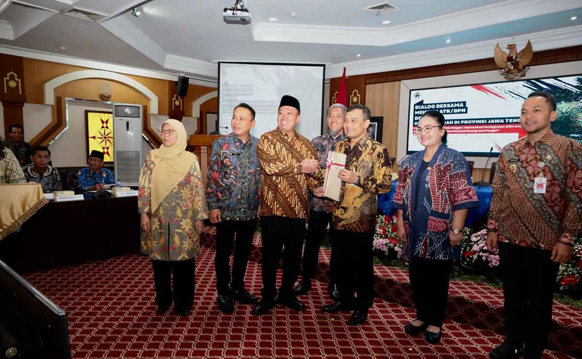Menteri ATR/BPN saat menyerahkan ratusan sertifikat aset BMD kepada pemerintah daerah se-Jawa Tengah.