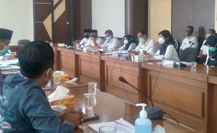 Komisi IV DPRD Pamekasan saat rapat dengan beberapa OPD.