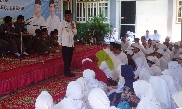Wabup, Moh Qosim memberikan ceramah pada istighotsah di SDN I Sidokumpul. (syuhud/BANGSAONLINE)