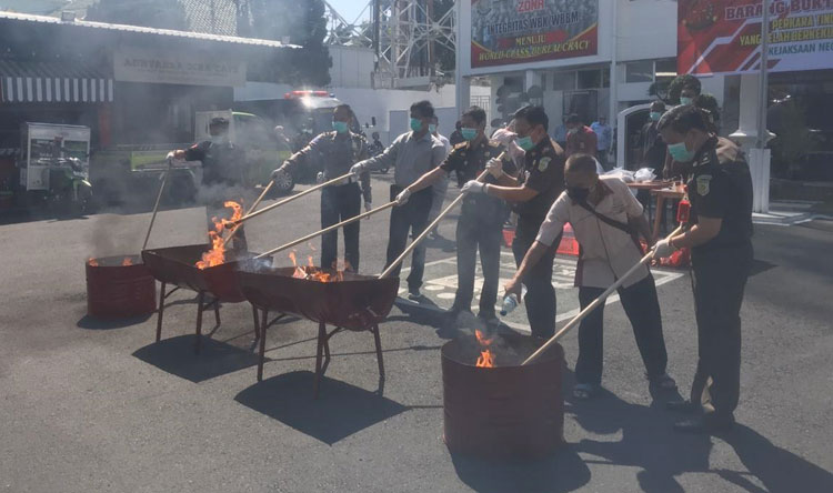 Pemusnahan barang bukti hasil tindak pidana di halaman kantor Kejari Jember.