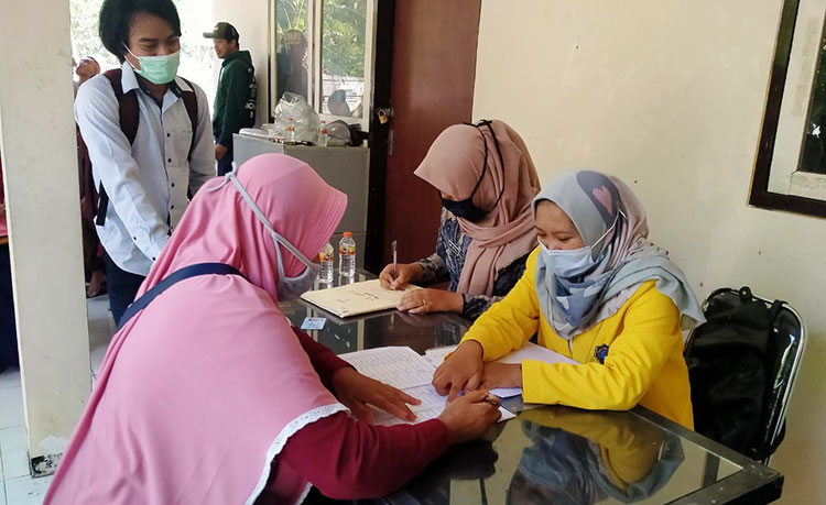 Warga Junrejo saat menerima sertifikat tanah program PTSL dari Kantor Pertanahan Kota Batu.