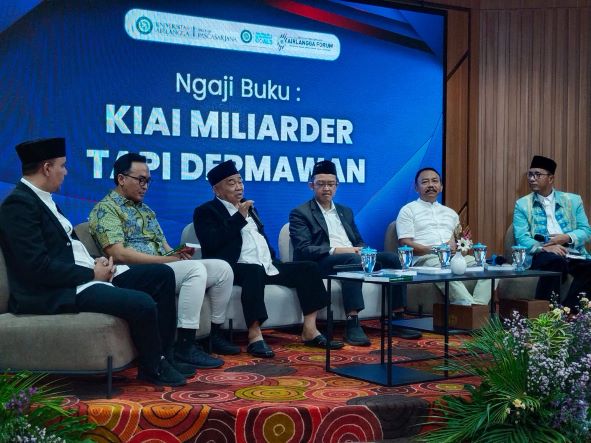 DARI KANAN: Prof Dr Suparto Wijoyo, M Mas