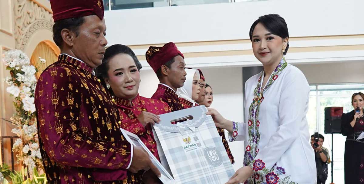 Ketua TP PKK Kabupaten Kediri, Eriani Annisa Hanindhito, saat menyerahkan legalitas dokumen resmi seperti buku nikah, akta nikah dan kartu keluarga. Foto: Ist