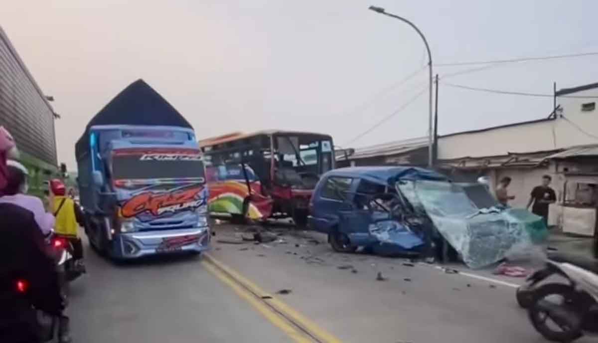 Kondisi kendaraan yang terlibat kecelakaan di Duduksampeyan, Gresik.