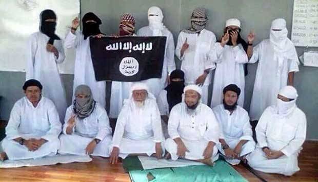 Foto yang beredar di media sosial ini disebut-sebut sebagai acara baiat Abu Bakar Ba’asyir untuk mendukung ISIS di Lapas Nusakambangan. Dirjen Lembaga Pemasyarakatan sedang melakukan pengecekan dari mana asal-usul foto ini dan akan melakukan sidang tim pengamat Lapas untuk mengevaluasi kenapa ada kamera bisa masuk ke lapas Nusakambangan. (TEMPO)