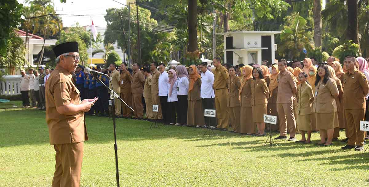 Wakil Wali Kota Kediri saat memberi arahan pada apel pagi. Foto: Ist