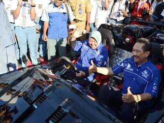 ?Wali Kota Surabaya Tri Rismaharini saat mencoba mengendarai Lowo Ireng. Foto:Nisa/HARIAN BANGSA
