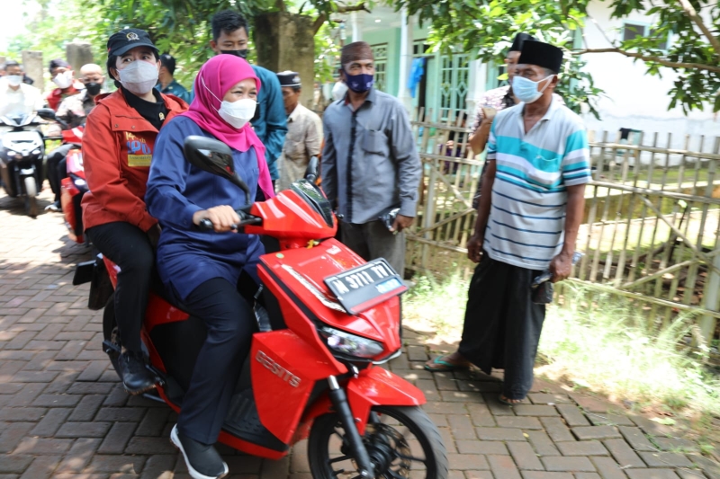 Gubernur Jawa Timur Khofifah Indar Parawansa membonceng Ketua DPR RI Puan Maharani saat berkunjung di Pulau Gilyang Sumenep Madura, Kamis (3/3/2022). Foto: Kominfo Pemprov Jatim