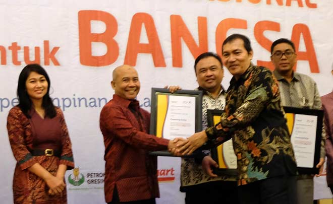 Sekretaris Perusahaan PG, Wahyudi, saat menerima penghargaan. foto: SYUHUD/ BANGSAONLINE