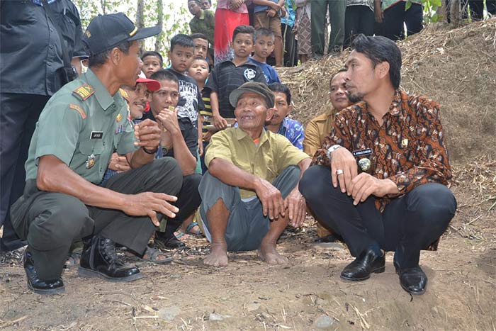 Bupati Madiun melakukan peninjauan dan dialog dengan warga di Lubang Sudo yang merupakan bukti peninggalan keganasan PKI tahun 1948.