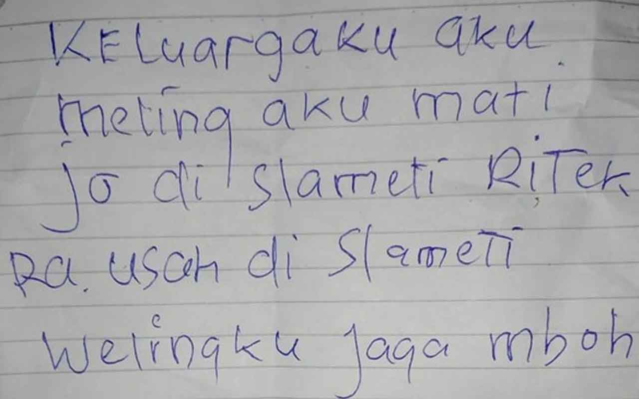 Surat wasiat yang ditemukan dan meminta untuk dimakamkan dalam satu liang lahat bersama istrinya.