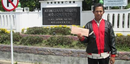 Kuasa Hukum penggugat menunjukkan surat yang akan dikirim ke KY. Foto: agus supriyanto/BANGSAONLINE