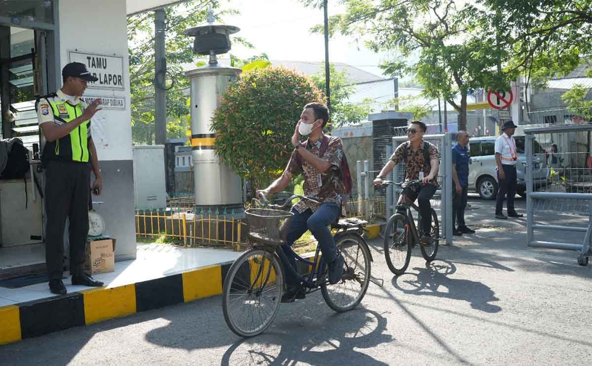 Petugas KAI Daop 8 Surabaya saat masuk kantor menggunakan sepeda.