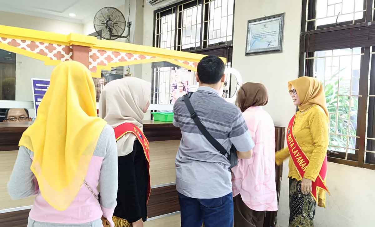 Petugas dari Polwan Polresta Sidoarjo saat melayani masyarakat.