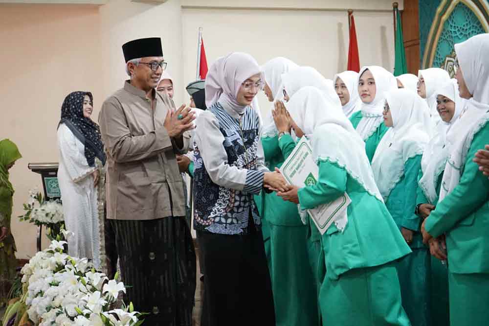 Vinanda Prameswati didampingi Gus Qowim saat memberi selamat kepada pengurus baru. (Ist)