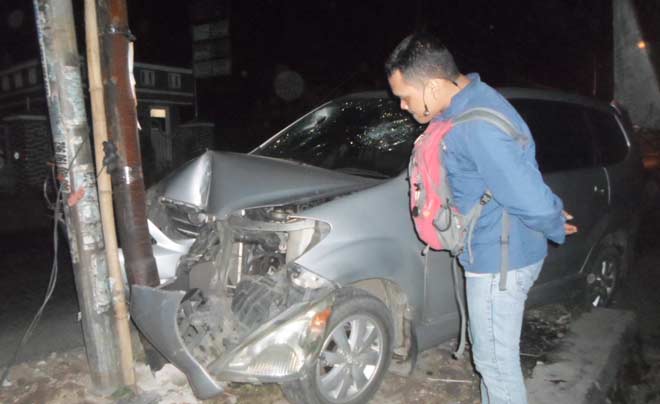 Kondisi mobil usai menabrak tiang JPU