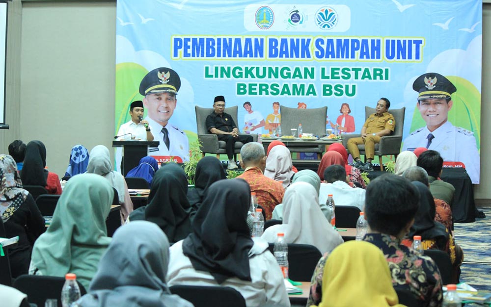 Wali Kota Pasuruan, H. Adi Wibowo, saat membuka pembinaan bank sampah lingkungan lestari bersama BSU, Selasa (9/12/2025).
