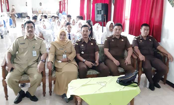 Kasi Intel Kejari Gresik R. Bayu Probo Sutopo (tiga dari kanan) saat memberikan pembinaan di SMPN 1 Kedamean.