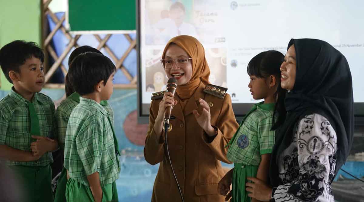Wali Kota Kediri saat berbincang dengan pelajar.