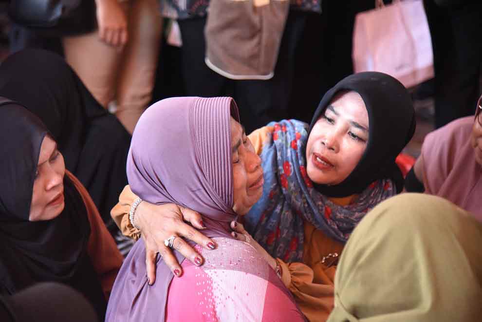 Wabup Mimik Idayana saat menemui wali santri korban musibah Ponpes Al Khoziny, Kamis (2/10/2025). (Ist)