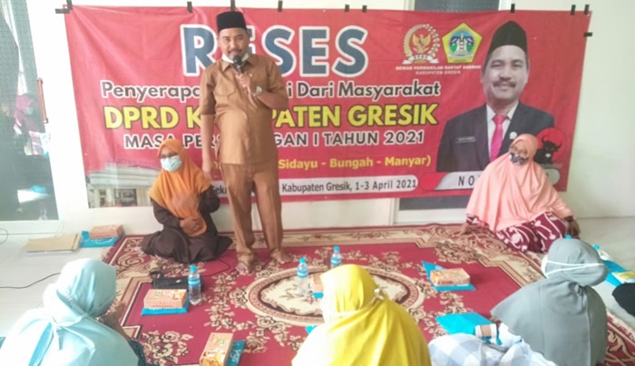 Ketua Fraksi PDIP DPRD Gresik Noto Utomo saat menggelar reses. foto: SYUHUD/ BANGSAONLINE