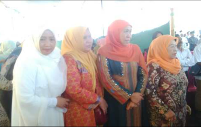 Khofifah saat mendatangi PP Darul Karomah Gunung Jati, Keramat, Keraton Pasuruan.
