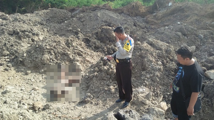 Petugas saat mengidentifikasi jenazah.