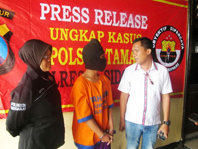 Tersangka Alfian diamankan polisi.