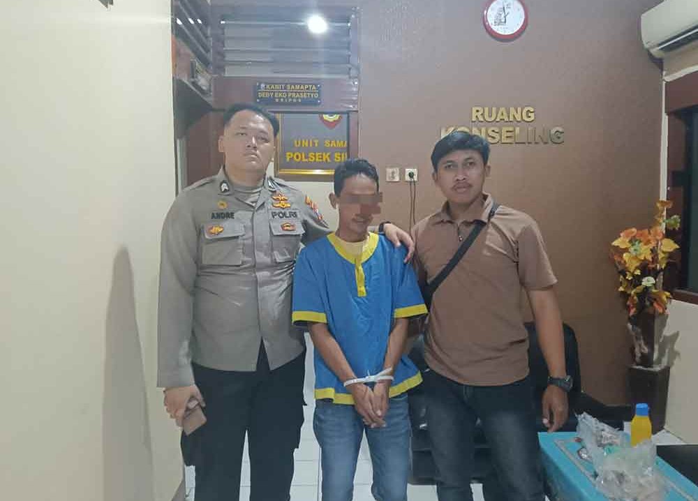Pelaku saat diamankan di Polsek Sidayu. (Ist)