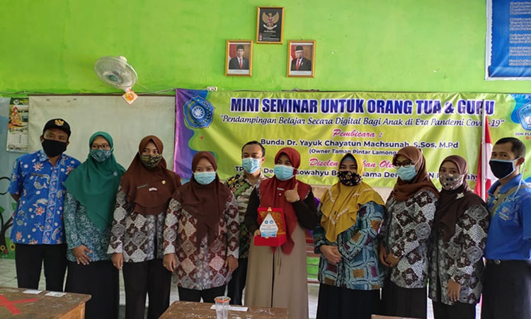 Kepala Desa Plosowahyu Agus Susanto bersama narasumber dan guru SDN Plosowahyu. (foto: ist)