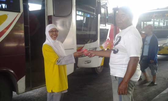 Relawan penanggulangan HIV/AIDS saat membagikan selebaran kepada para sopir bus di terminal Tamanan Kota Kediri. foto: arif kurniawan/ BANGSAONLINE
