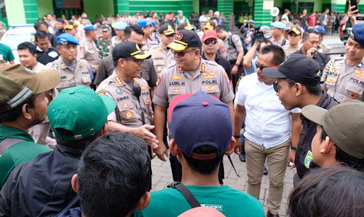 Kapolda Jatim Irjen Pol Luki Hermawan berbincang dengan Kapolresta Sidoarjo Kombes Pol. Sumardji di sela-sela pengamanan laga final Piala Gubernur Jatim 2020.