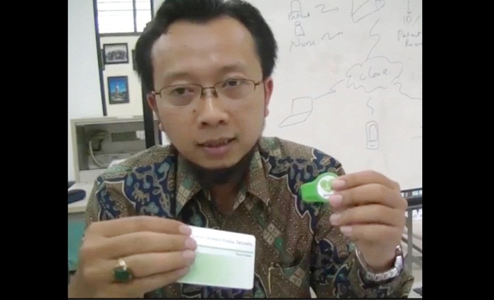 Eka Maulana bersama barang temuannya, 