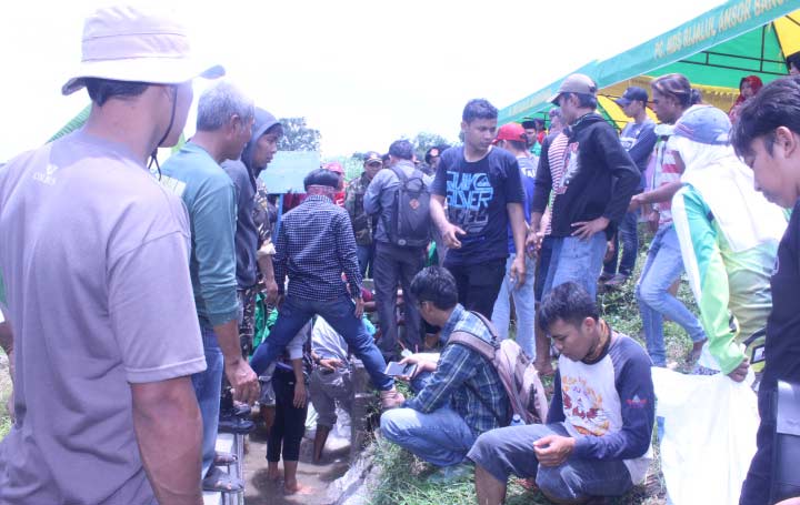 Aksi warga saat menutup saluran limbah PT Mega Marine, beberapa waktu lalu.