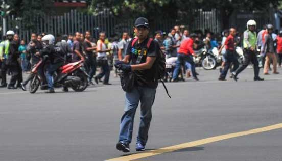 Afif saat menjalankan aksi terornya di kawasan Sarinah, Jakarta Pusat, Kamis (14/1), yang kemudian menewaskan dirinya. foto: tempo