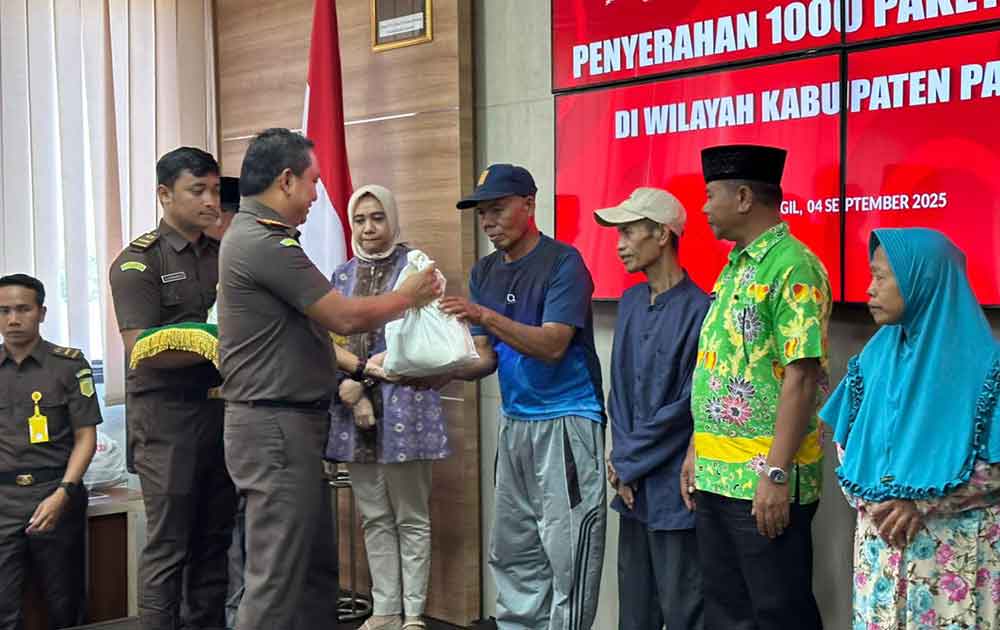 Peringati Hari Jadi Kejaksaan, Kejari Pasuruan Salurkan 1.000 Paket Sembako