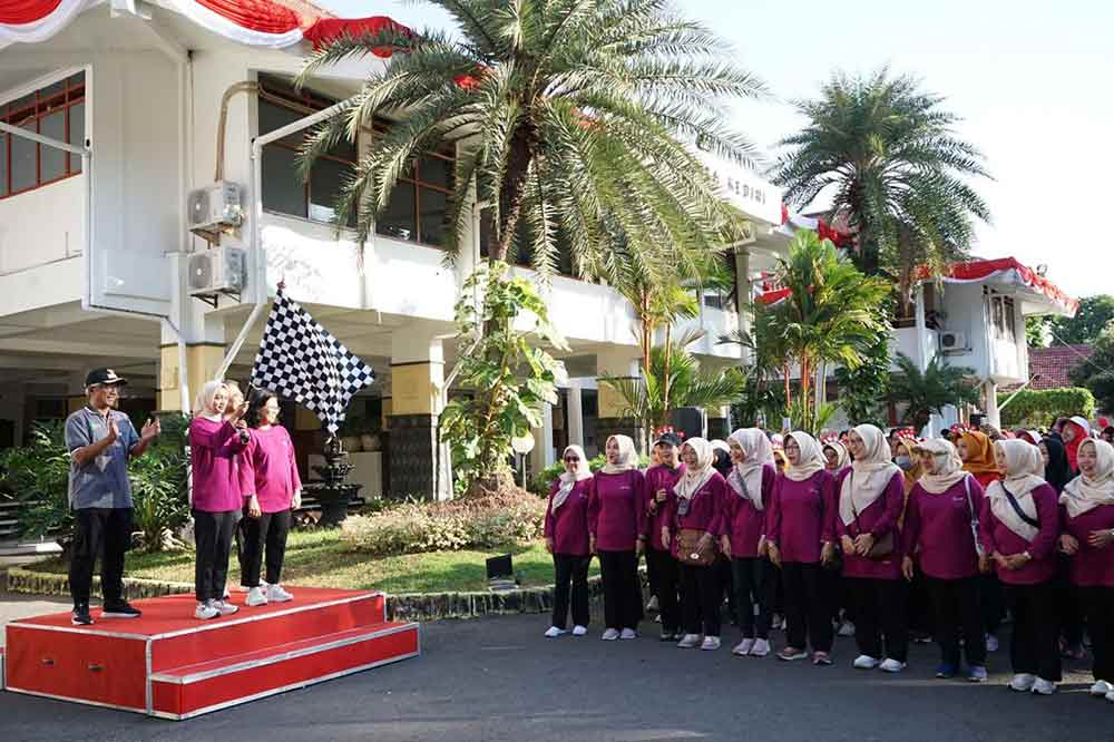 Wali Kota Kediri Vinanda Prameswati saat memberangkatkan jalan sehat Dharma Wanita Persatuan (DWP) Kota Kediri. (Ist)