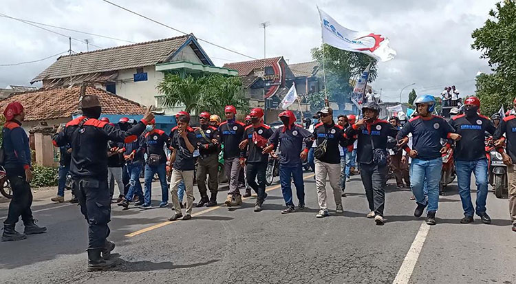 Ribuan buruh yang tergabung dalam FSPMI Tuban saat menggelar aksi demo di depan PT IKSG.