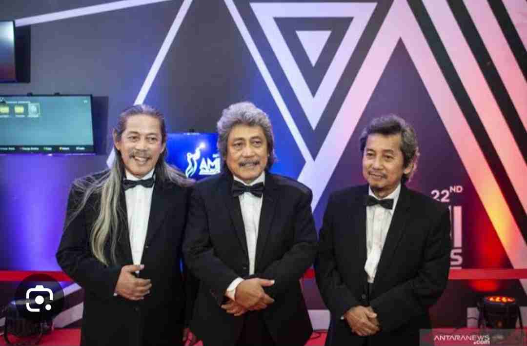 Personel Bimbo yang terdiri dari penyanyi tiga bersaudara: Sam Bimbo (tengah), Acil Bimbo (kiri) dan Jaka Bimbo (kanan). Foto: Antara
