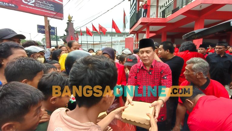 Ketua DPC PDI Perjuangan Kabupaten Kediri, Murdi Hantoro, saat ikut membagikan takjil gratis kepada warga. Foto: Muji Harjita/BANGSAONLINE