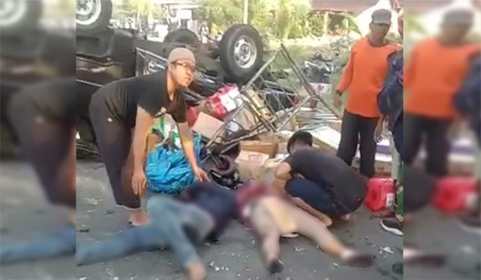 Warga saat mengevakuasi korban kecelakaan di Jalan Ir Soekarno atau Ring Road Timur masuk Desa Kandangan, Kecamatan/Kabupaten Ngawi.