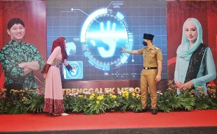 Bupati Arifin dan istri saat launching pakain dinas harian (PDH) di Pendopo Trenggalek. foto: HERMAN/BANGSAONLINE