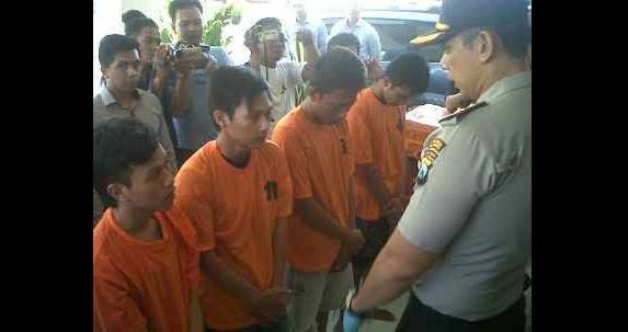 Wakapolres Yudi Yuliadin menginterograsi para tersangka di depan markas Satreskrim Polres Mojokerto Kabupaten, kemarin siang. (gunadhi/BangsaOnline.com)