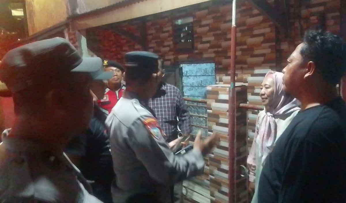 Upaya mediasi yang dilakukan petugas dari Polsek Gubeng dengan ibu seorang pria yang hendak bunuh diri.