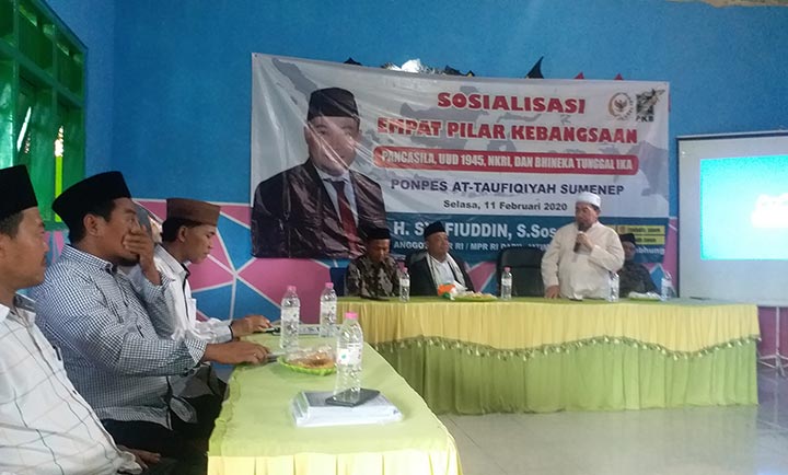 KH. Imam Hasyim Pengasuh PP. At Taufiqiyah saat memberikan sambutan dalan Sosialisasi 4 Pilar Kebangsaan, Selasa (11/2/20).