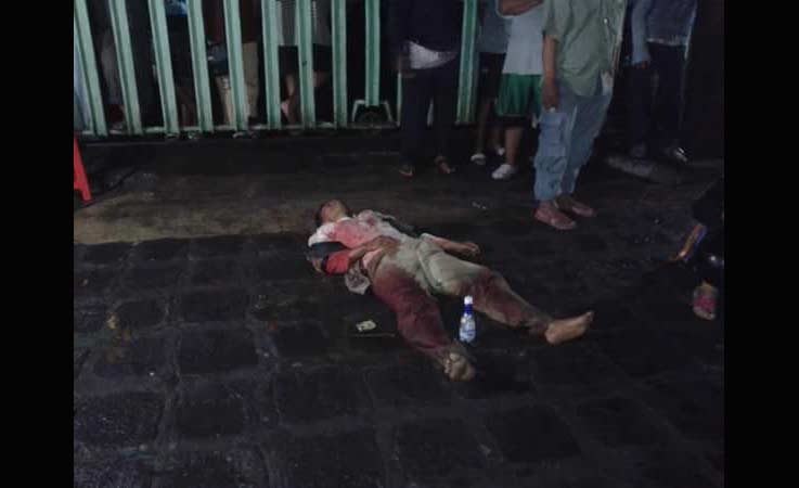 Korban Marco yang tersungkur kena sabetan arit.