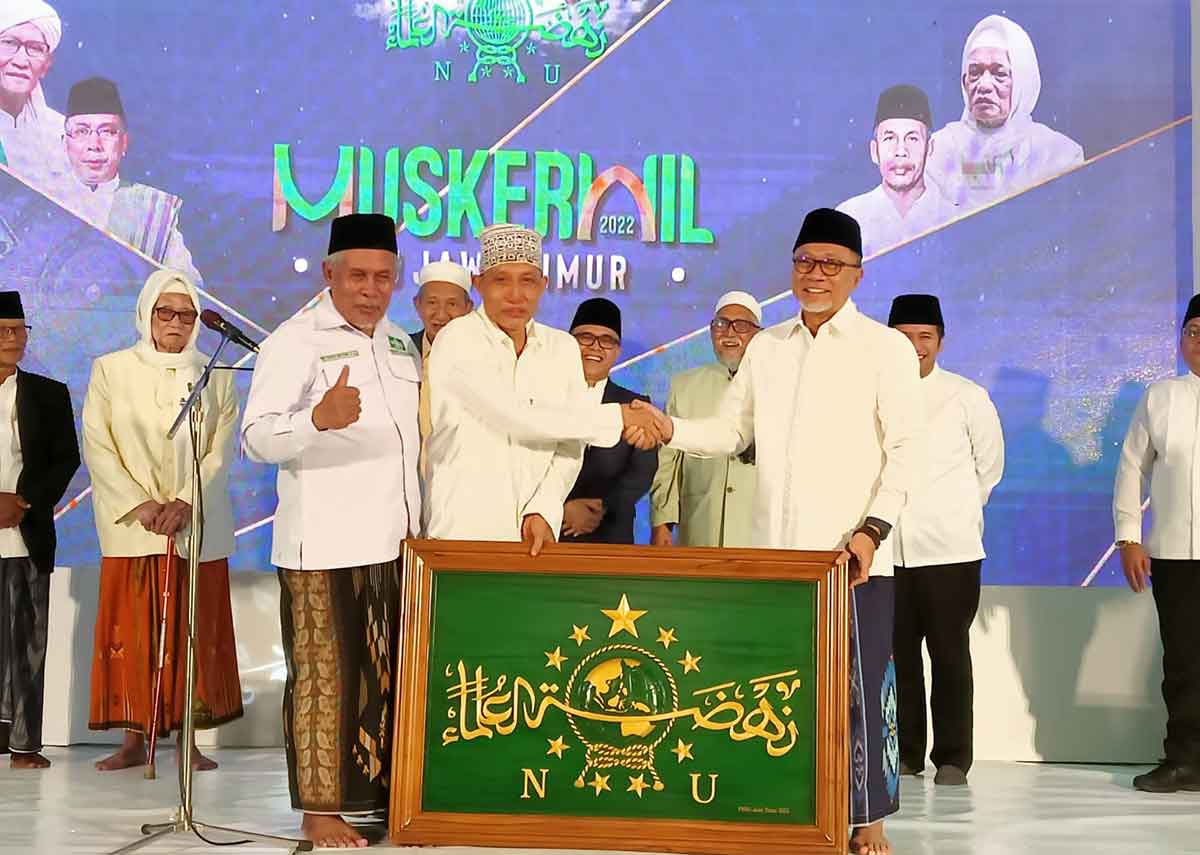 Ketua PWNU Jatim, KH Marzuki Mustamar, saat memberikan cendera mata kepada Menteri Perdagangan, Zulkifli Hasan, ketika Muskerwil 2022 di Nganjuk.