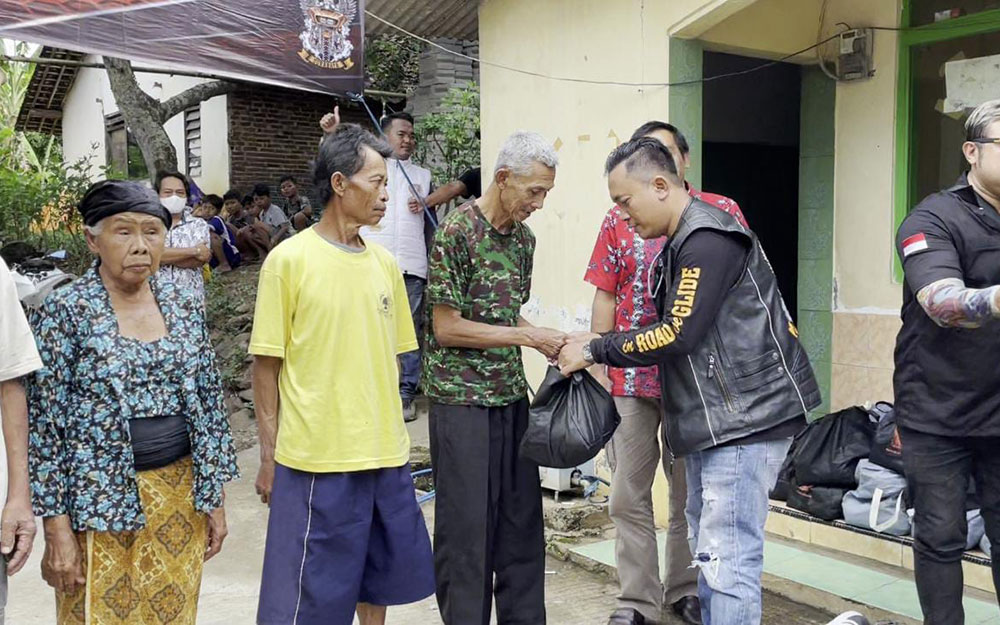 Sekjen RGOG Jatim Erik Triprasetyo saat memberikan bantuan paket sembako kepada para lansia. Foto: BAMBANG/ BANGSAONLINE
