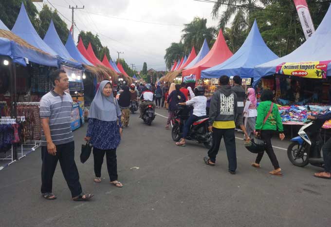  Pasar rakyat di seputar Alun-alun Trenggalek. foto: HERMAN/ BANGSAONLINE
